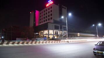 Fachada del alojamiento - Noche