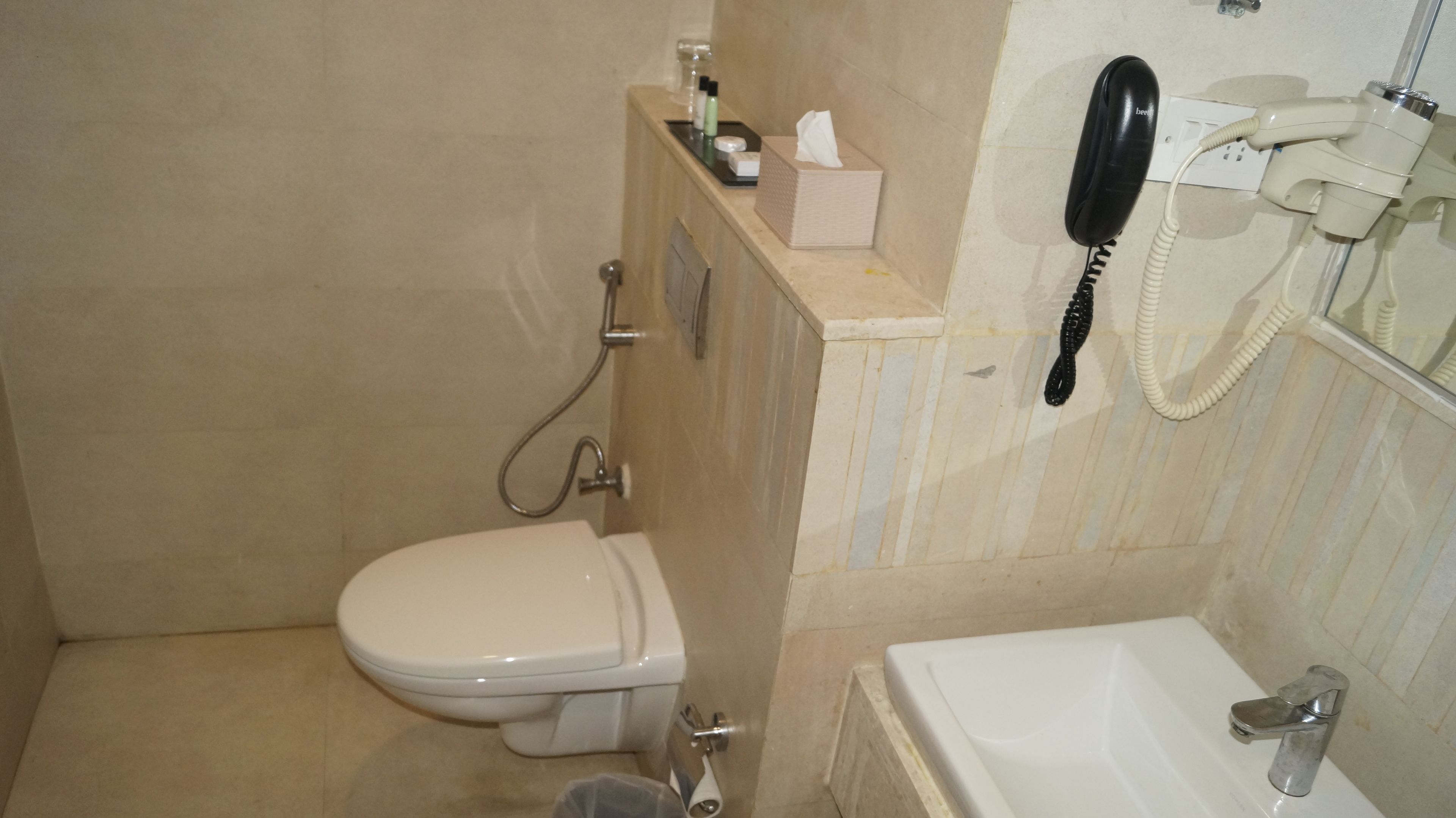 Un baño pequeño con inodoro, ducha y lavamanos.