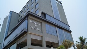 Un moderno edificio de hotel con un letrero llamativo que dice