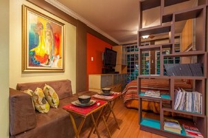 Appartamento Luxury, vista città, al piano executive | Area soggiorno | TV a schermo piatto 50 pollici con canali via cavo, TV, lettore DVD