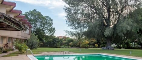 Una piscina al aire libre