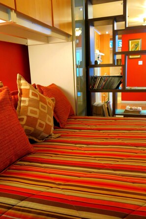 Luxury Apartment, City View, Executive Level | Pemandangan dari bilik