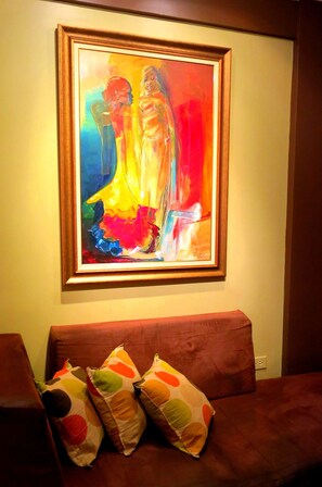 Apartamento superluxo, vista para a cidade, no andar executivo | Sala de estar | TV de tela plana 50 polegadas com canais a cabo, TV, DVD player