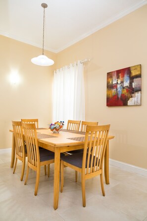 Appartement Luxe, 2 chambres, vue ville, niveau Exécutif | Restauration dans la chambre