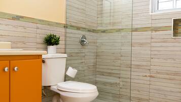 Appartement Luxe, 2 chambres, vue ville, niveau Exécutif | Salle de bain | Ensemble douche/baignoire, articles de toilette gratuits, sèche-cheveux