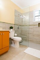 Luxury Apartment, 2 Bedrooms, City View, Executive Level | Bathroom