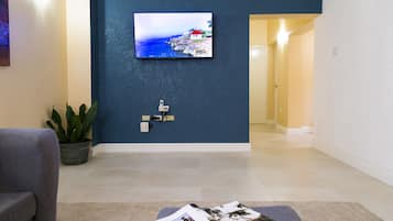 Luxury Apartment, 2 Bedrooms, City View, Executive Level | Living area