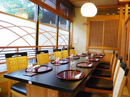 供应早餐、午餐和晚餐,日本菜