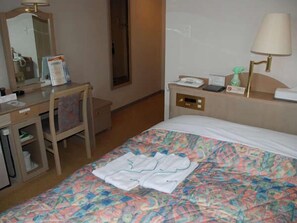 Down comforters, desk, laptop workspace, free WiFi - Albert Hotel Akita (Akita)