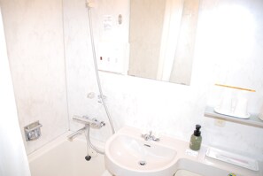 淋浴/浴缸二合一、免費盥洗用品、吹風機、浴袍