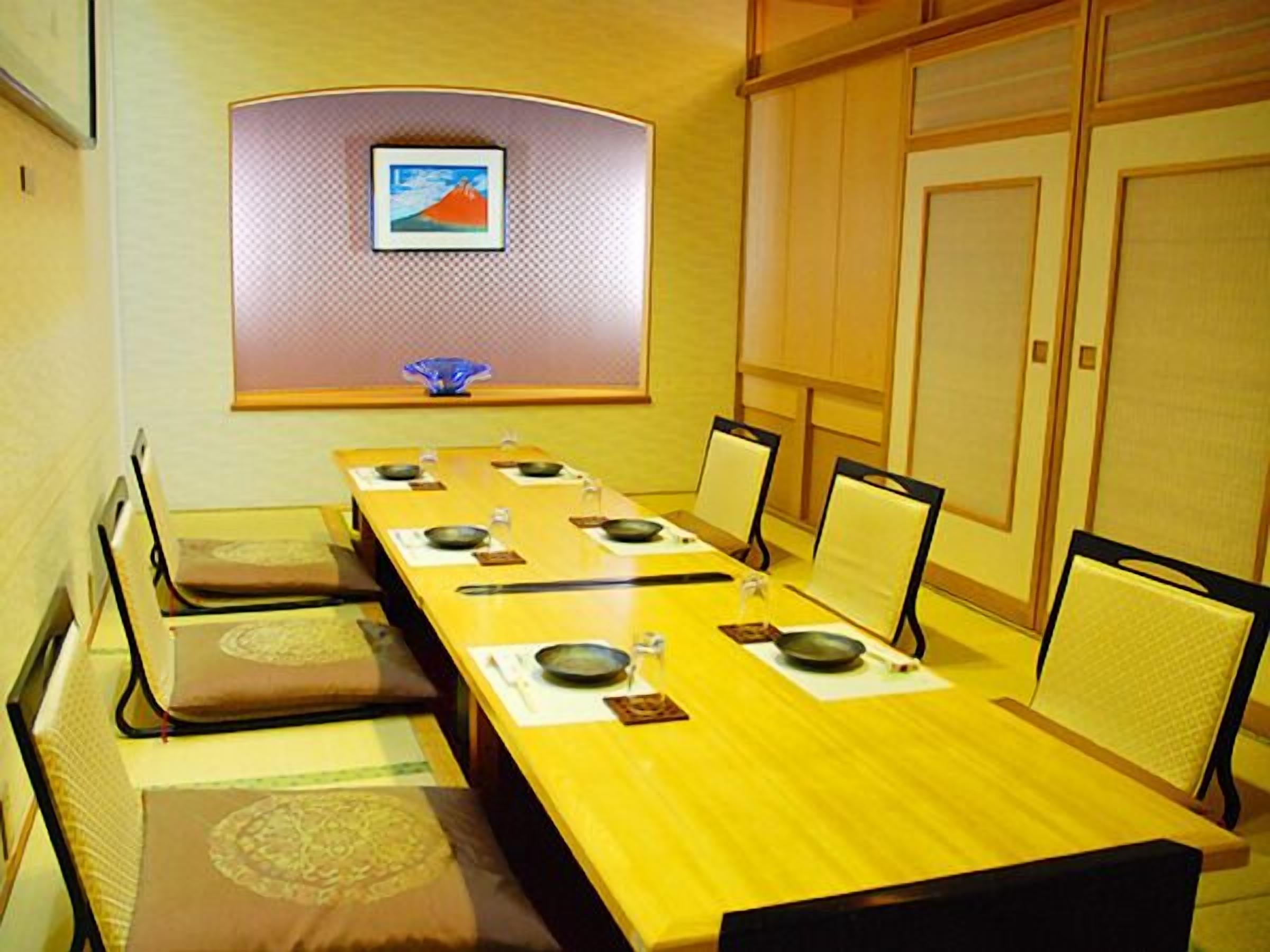 朝食、ランチ、ディナーに営業