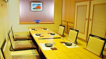 Sarapan, makan tengah hari dan makan malam dihidangkan