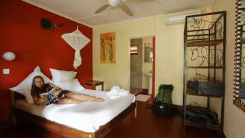 Caja de seguridad en la habitación y ropa de cama