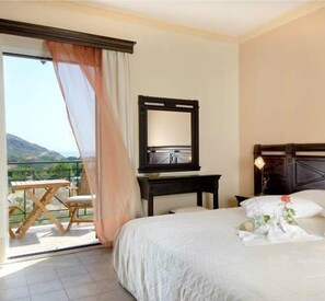 Caja de seguridad en la habitación y tabla de planchar con plancha