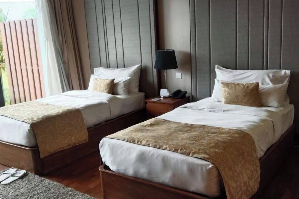 Ropa de cama de alta calidad, minibar, caja fuerte y escritorio