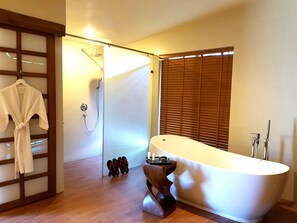 Deluxe bungalow, 1 slaapkamer, uitzicht op tuin | Badkamervoorzieningen | Een aparte badkuip en douche, een diep bad, een regendouche