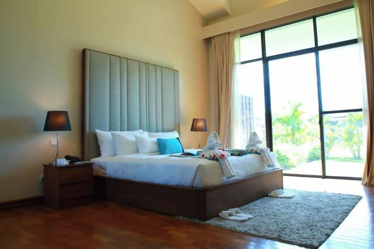 Ropa de cama de alta calidad, minibar, caja fuerte y escritorio