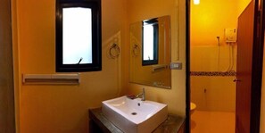 Standard Double Room | Bathroom | Shower, free toiletries, hair dryer, towels - Nine Resident (Chiang Mai)