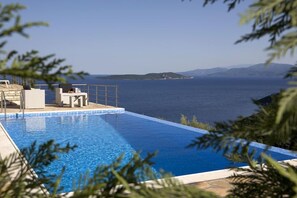 Outdoor pool, pool umbrellas, pool loungers - Dream View Villas (Lefkada)
