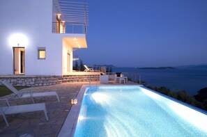 Outdoor pool, pool umbrellas, sun loungers - Dream View Villas (Lefkada)