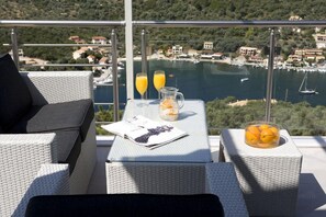 Outdoor dining - Dream View Villas (Lefkada)