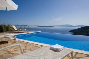 Outdoor pool, pool umbrellas, pool loungers - Dream View Villas (Lefkada)