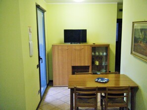Standard Apartment, 1 Bedroom, Mountain View | Ruang tamu | TV skrin rata 