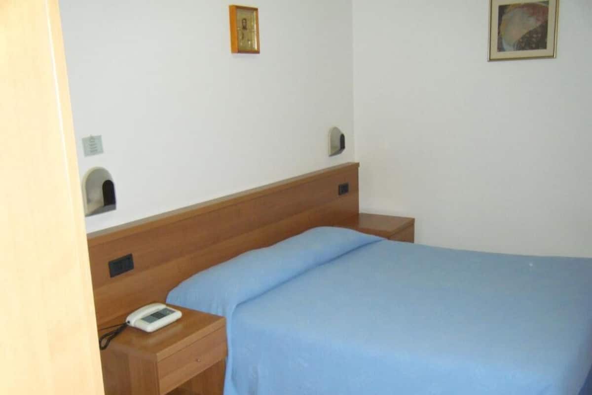1 chambre, literie de qualité, bureau, fer et planche à repasser