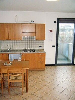 Apartamento superior, 1 habitación, patio, vistas a la montaña | Cocina privada | Frigorífico grande, placa de cocina y utensilios de cocina