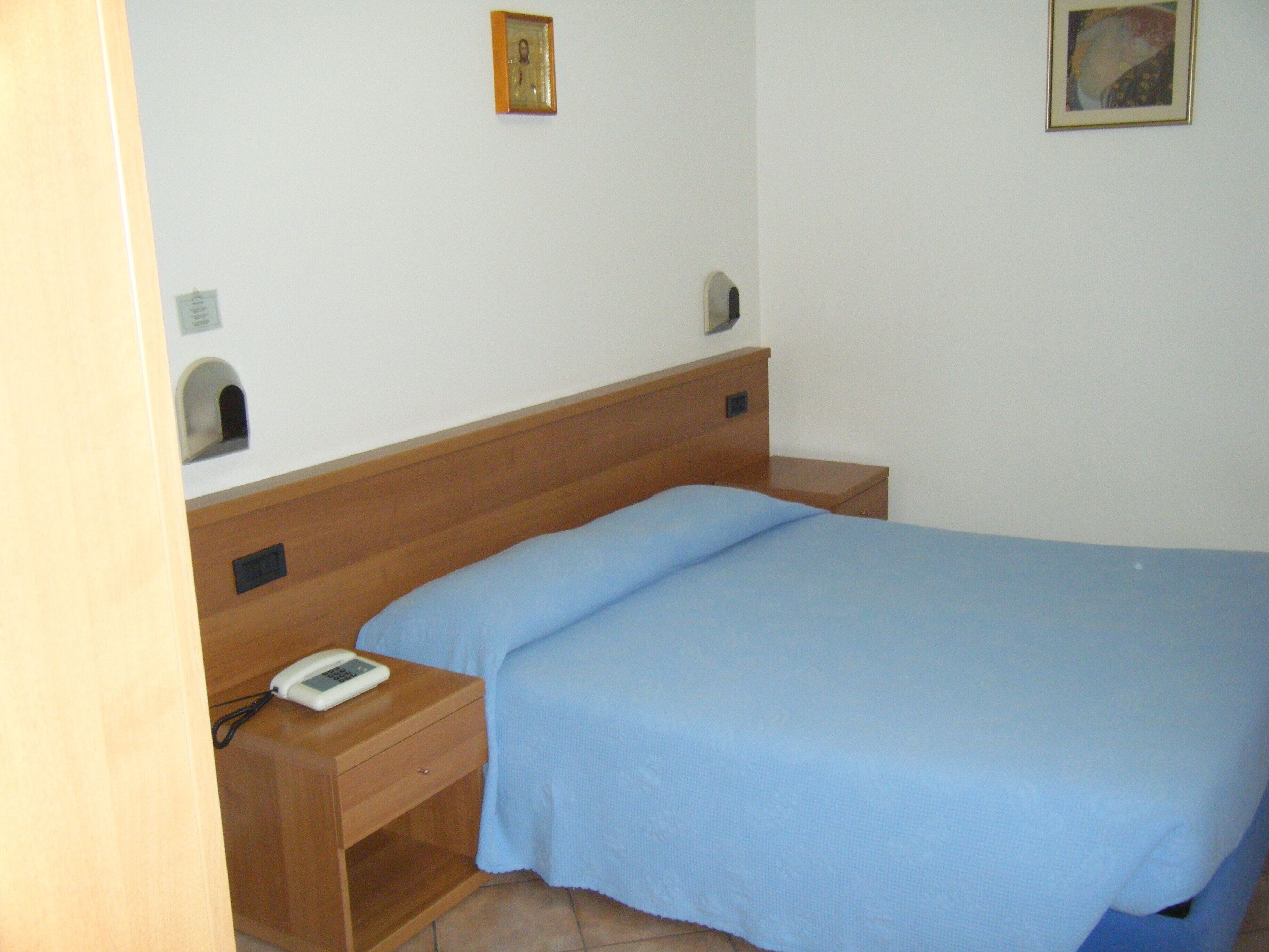 1 Schlafzimmer, hochwertige Bettwaren, Schreibtisch