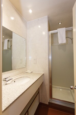 Apartment | Bathroom | Free toiletries, hair dryer, towels, soap - Morgan Hotel (London)