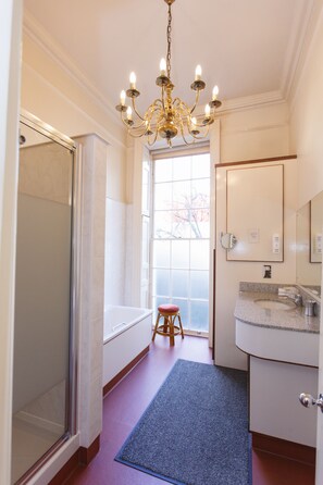 Apartment, 1 Bedroom | Bathroom | Free toiletries, hair dryer, towels, soap