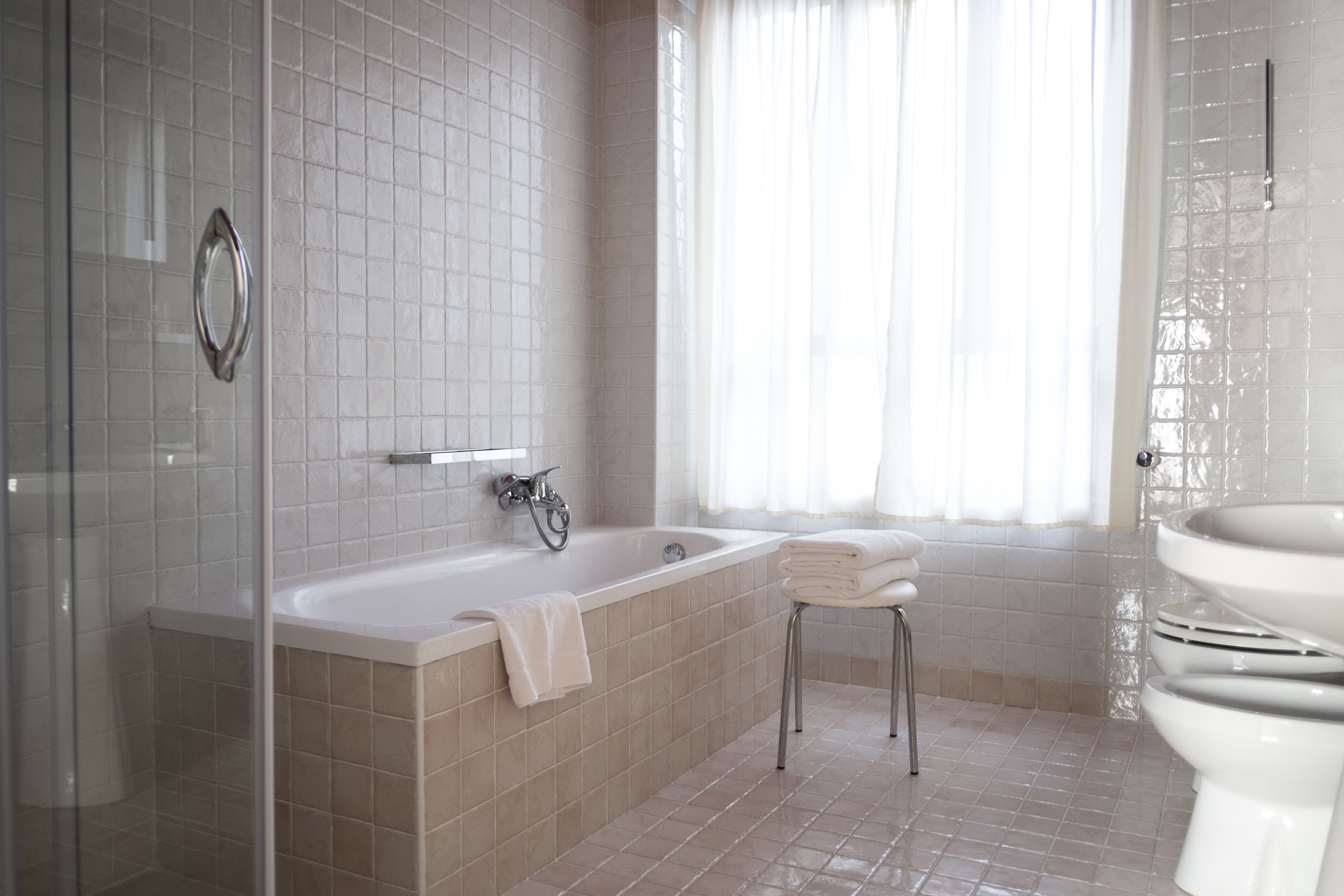 junior suite | bathroom | free toiletries, hair dryer, bidet, towels