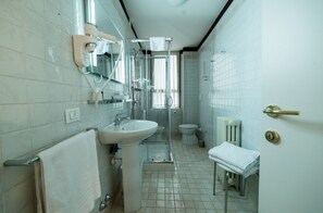 Superior Room | Bathroom | Free toiletries, hair dryer, bidet, towels