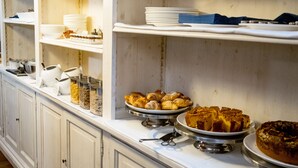 Een buffetopstelling met diverse gerechten en bestek.