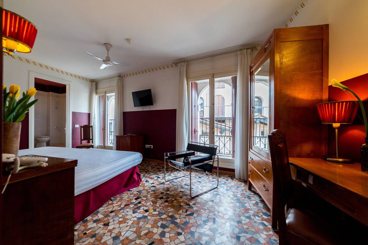 Superior kamer | Een minibar, een kluis op de kamer, een bureau, gratis wifi