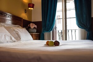 迷你吧、客房内保险箱、办公桌、免费 WiFi