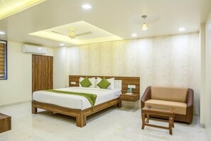 Brankas, meja kerja, setrika/meja setrika, dan tempat tidur bayi gratis