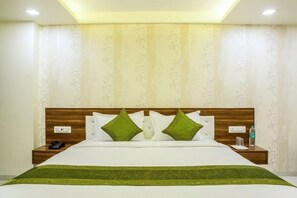 Cofres nos quartos, escrivaninha, ferros/tábuas de passar roupa