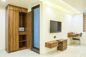 Brankas, meja kerja, setrika/meja setrika, dan tempat tidur bayi gratis