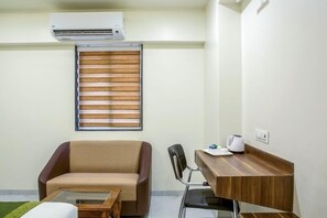 In-room safe, desk, iron/ironing board, free cribs/infant beds - De Grandeur Mumbai (Thane)