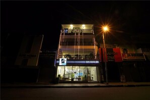 Front of property – evening/night - Cafe Aroma Inn (Kandy)