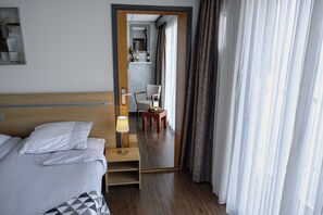 Single Room, Non Smoking, Canal View | In-room safe, desk, free WiFi - Eemshotel (Delfzijl)