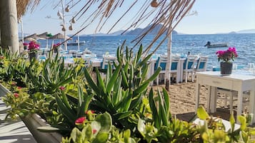 Breakfast, lunch, dinner served; international cuisine