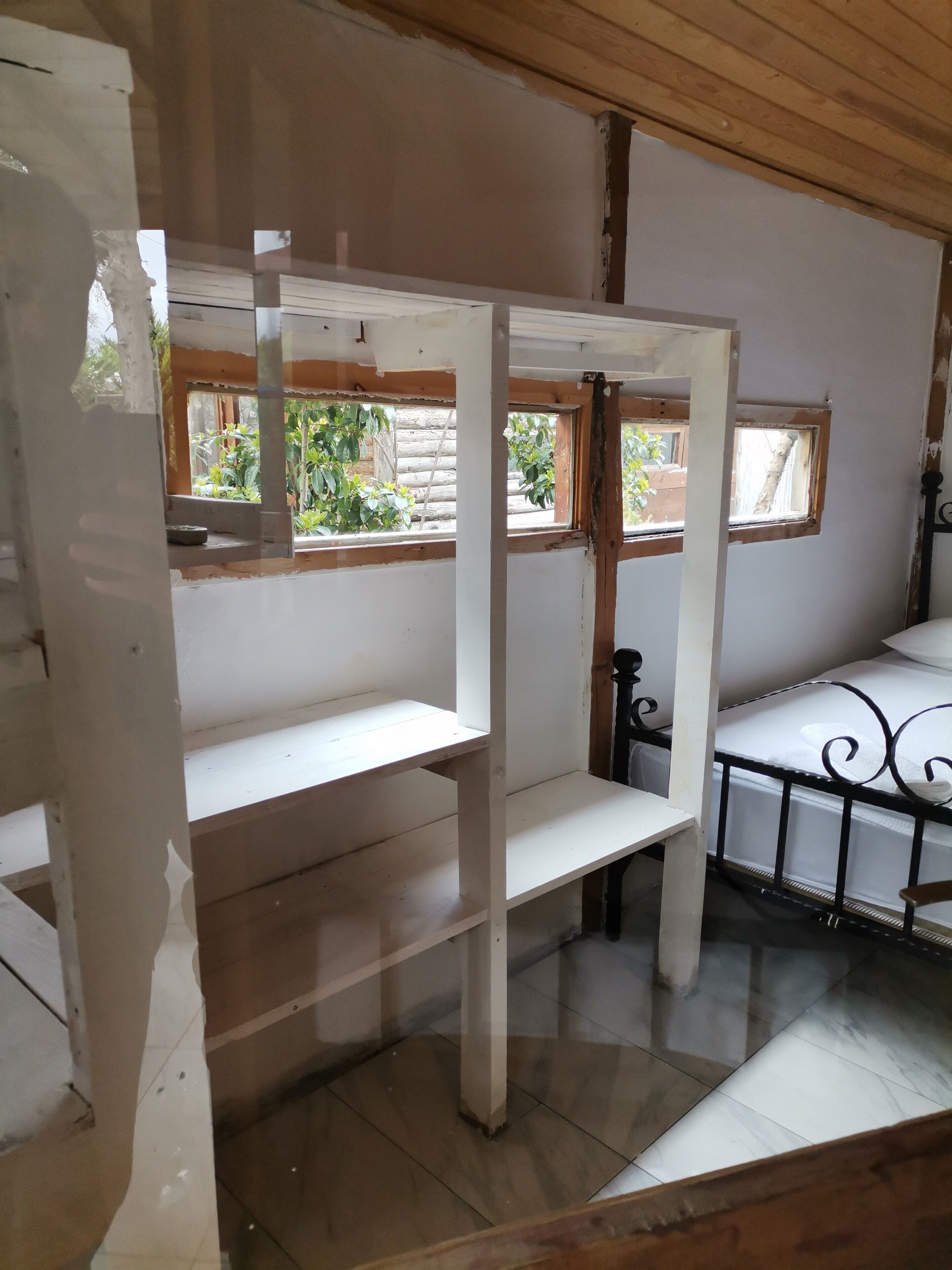 Escritorio, cunas gratuitas, wifi gratis y ropa de cama 