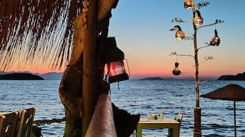 Serveert ontbijt, lunch, diner, internationale gerechten