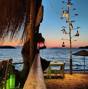 供应早餐、午餐和晚餐，国际美食