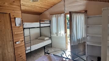 Een bureau, gratis babybedden, gratis wifi, beddengoed