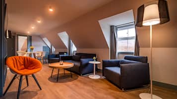 Suite, Bergblick | Wohnbereich | Fernseher