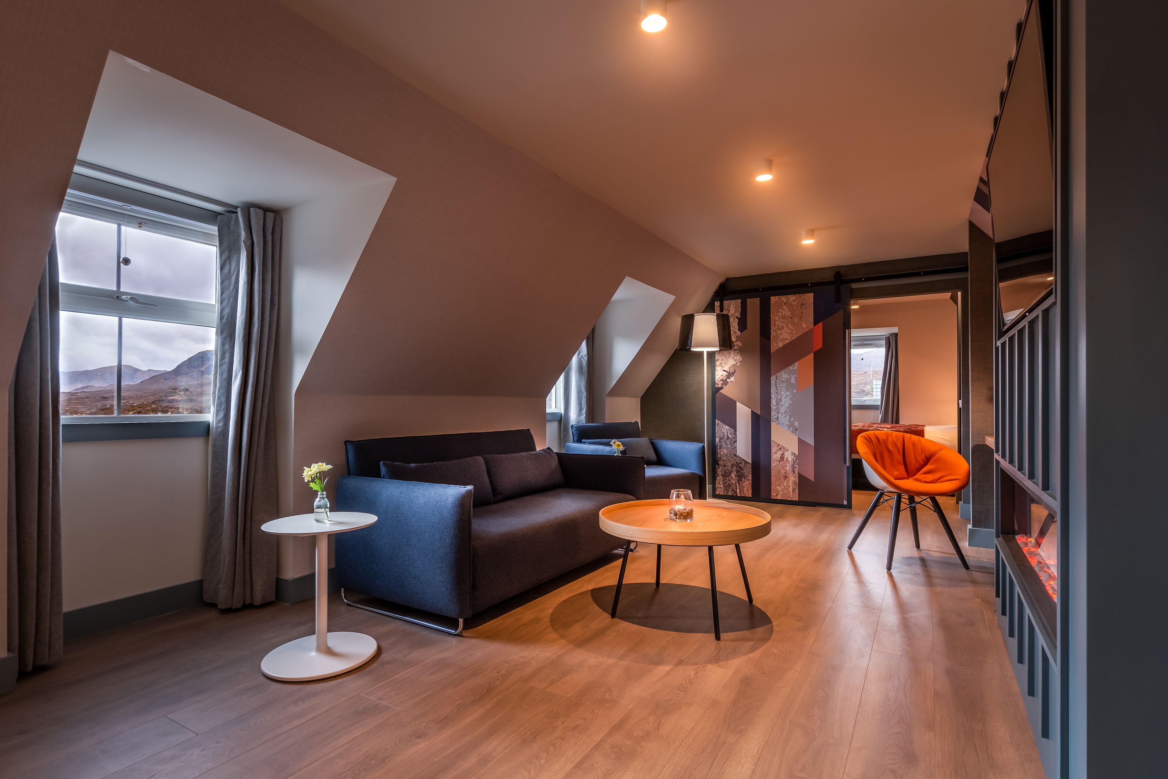 suite, mountain view | living area | tv